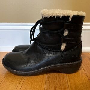 UGG Australia Women’s Rianne Black Leather and Shearling Lace Up Boots, Size 6
